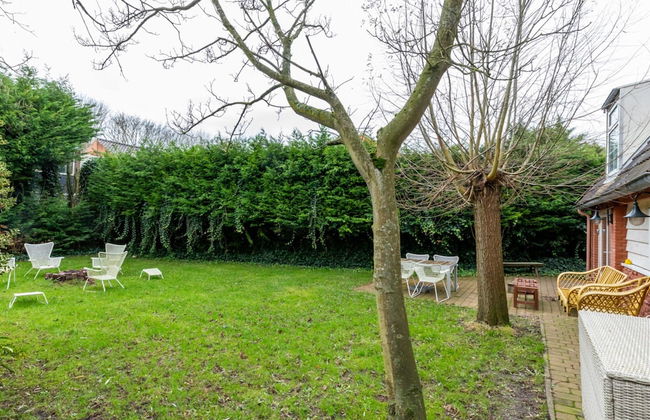 Beautiful Bungalow With Garden - Photo 17