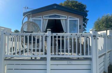 Beautiful caravan at Kent coast with wrap around decking and free WiFi sleeps 6 - Foto 6