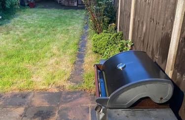 Lovely 4 bed house with patio & bbq - Photo 10