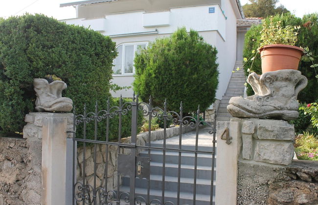 Serene Sea View Krk Apartment With Balcony - Photo 14