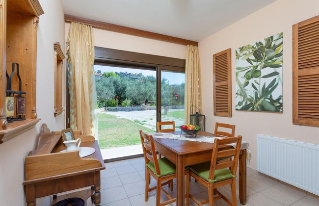 Villa Eufrosini Large Private Pool Walk to Beach Sea Views A C Wifi Car Not Required - 2301 - Foto 2