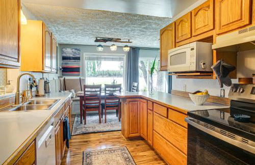 Hot Tub, Deck and Mtn Views Nine Mile Falls Duplex - Foto 10