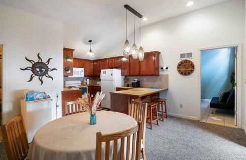 Pet-Friendly Lakefront Home in a Quiet Cove w/ Netflix, Outdoor Seating, Boat Slip - Foto 11