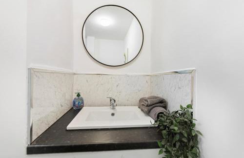 Modern 5 Bed 2 Bath House w Free Parking - Photo 10