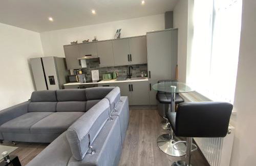 Luxury 3-Bed House-Jaquzzi Bath-Private Parking- suitable for contractors - Foto 16
