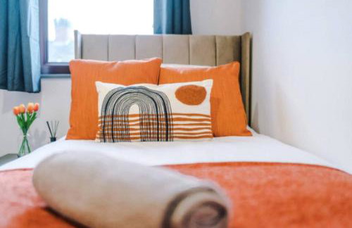 3-BR Home in Wigan | Free Wi-Fi | Comfortable Stay - Photo 3