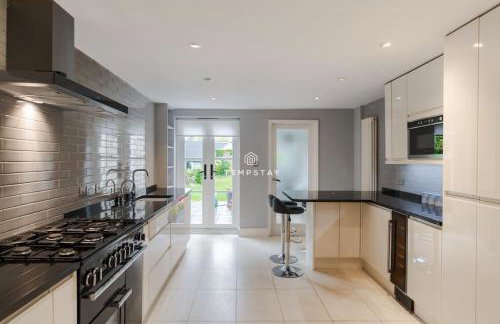 Cosy Family Home Near Thorpe Park & Legoland - Foto 4