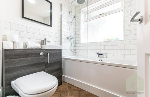 Cosy 3 Bedroom house in Wigan - Photo 4