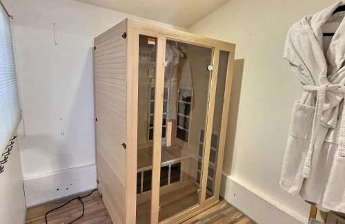 Gem Palace with Hot Tub Sauna - Photo 11