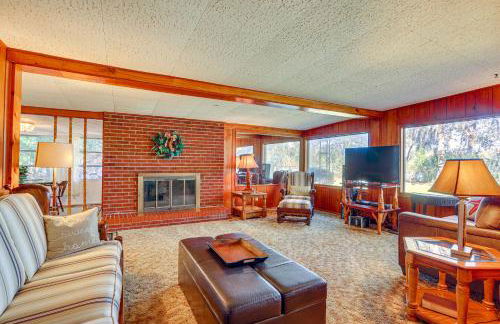 6 Mi to Manatee Springs! Family Riverfront Getaway - Foto 1