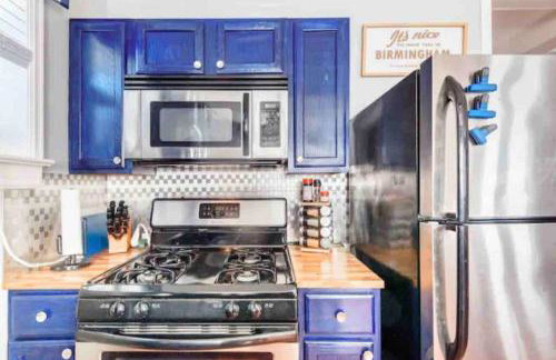 Charming Farmhouse Retreat near Downtown & University Modern Amenities, Fireplace & Porch! - Foto 35