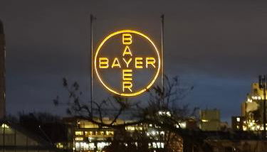 Im Herzen von Wiesdorf- Blick auf das BAYER-KREUZ -Appartement mit 2 Schlafzimmern & 3 Betten-für 4 Personen -Zentral gelegen - Friedrich Ebert Platz 5a , 4te Etage -kein Aufzug -Lift- Dachterrasse und Sauna - Kaution Pflicht - - Foto 3