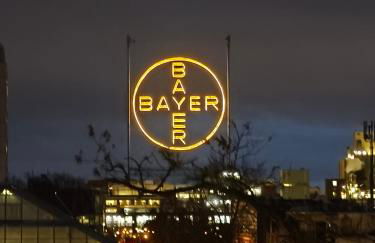 Im Herzen von Wiesdorf- Blick auf das BAYER-KREUZ -Appartement mit 2 Schlafzimmern & 3 Betten-für 4 Personen -Zentral gelegen - Friedrich Ebert Platz 5a , 4te Etage -kein Aufzug -Lift- Dachterrasse und Sauna - Kaution Pflicht - - Foto 3