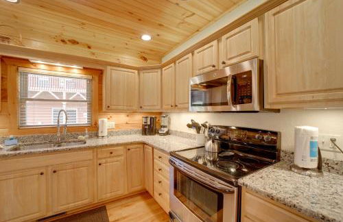 Maggie Valley Cabin with Private Hot Tub and Game Room - Foto 14