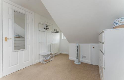 Spacious Seaside Home in Peaceful Coastal Setting - 5 Minutes Walk to the Beach - Foto 13