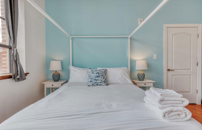 Sosuite 2BR Apt w Balcony W D Gym On-site Bar - Photo 10