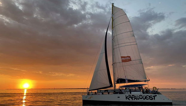 Navegando ao entardecer de catamarã
