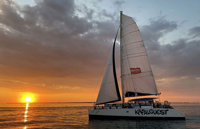 Passeio de catamarã ao entardecer - Foto 2