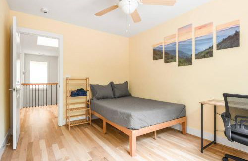 Peaceful & Spacious Modern Home - Lake Views! - Foto 24