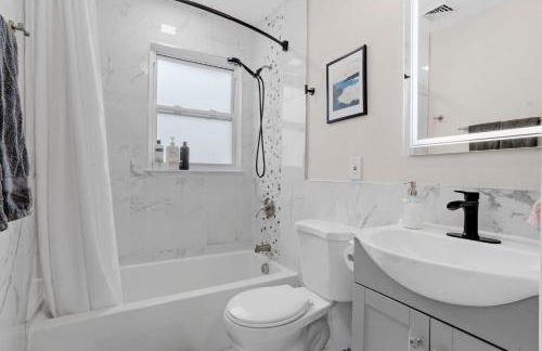 Beautifully Renovated 6BR 2BA 2 Blocks to Beach - Foto 8