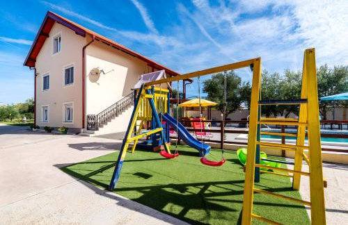 Spacious Holiday Home Joy with pool and playground, Suhovare - Foto 29