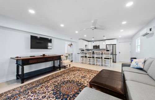 Heated Pool Home steps to the beach - Foto 7