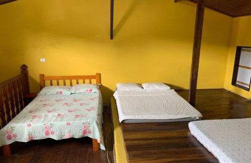 Casa Colorida - Acomodação para 14 pessoas - 10 minutos a pé do centro - Churrasqueira - Foto 12