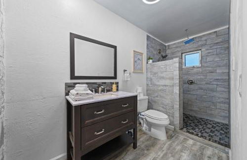 Entire Private Home with 4 Bedrooms 2 Bathrooms, 6 Beds, Hot Tub, King Bed, 6 Parking, Big Yard, Available Now - Foto 47