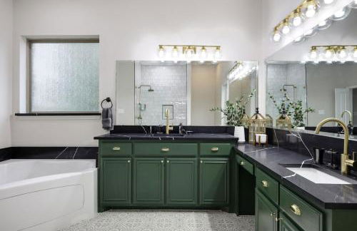 5-Bed 2-Bath with Pool & Backyard Retreat - Foto 17