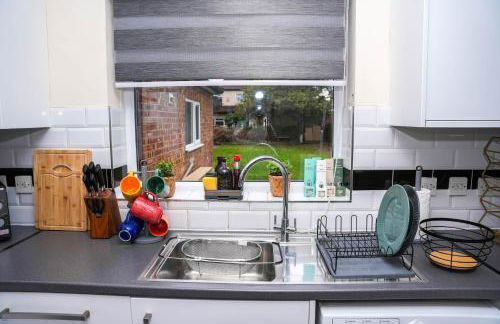 Large 4 Bedroom House Near Heathrow and M4 Free Parking - Foto 11