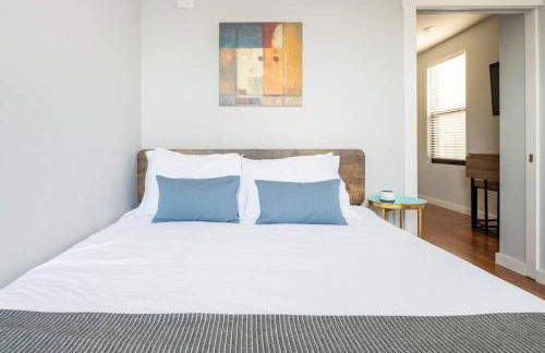 OTR, QUEEN Bed, 50in TV, Workspace, Near Lightrail - Foto 12