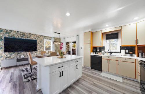 4BR House Mins to Downtown Annapolis with Firepit, Basement Bar, & Sleeps 12 - Foto 6