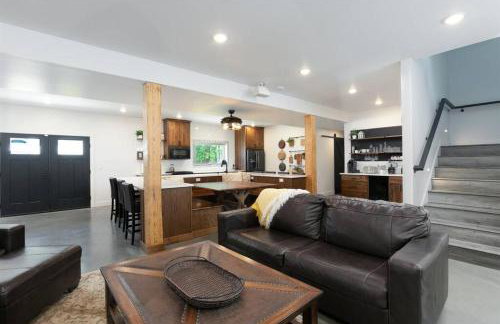 38-Acres of Luxury: 9BR, Indoor Pool, Gym, Near ND - Foto 23