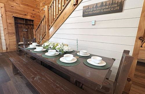 Smoky Bear Splash Top Rated Private Pool Cabin with Hot Tub, Mtn Views, Arcade Games, Excellent Location - Foto 19