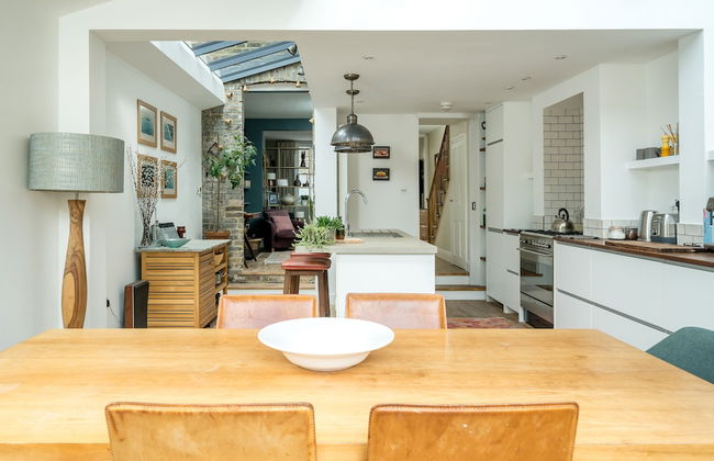 JOIVY Contemporary 2-Bed House W/ Private Garden - Foto 8