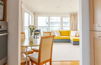 Amazing River view 2 bedroom apartment, sleeps 6, balcony and parking - Foto 26