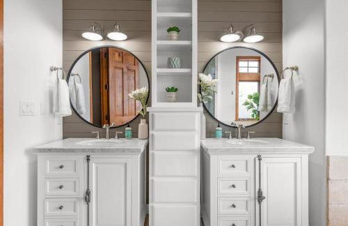 Luxurious Lake Park House: Sleeps 25, Pool, Hot-tub, Firepit and Game Room! - Foto 58