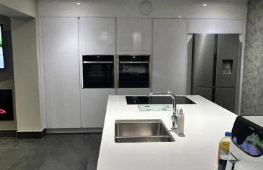 Large Modern Family Home in Murrayfield - Very close to City Centre - 10 mins by Direct Bus - Private Driveway & Garden - Foto 4