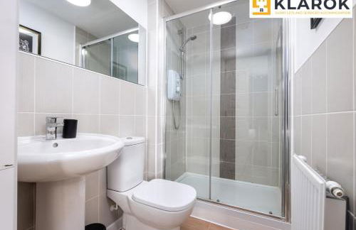 Four Bedroom Semi Detached House By Klarok Accommodation Peterborough With Free Parking & Garden - Foto 33