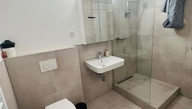 Big Apartment l 18 Beds l Free Parking l WiFi l - Foto 5, Shower