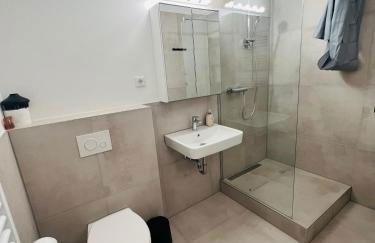 Big Apartment l 18 Beds l Free Parking l WiFi l - Photo 5