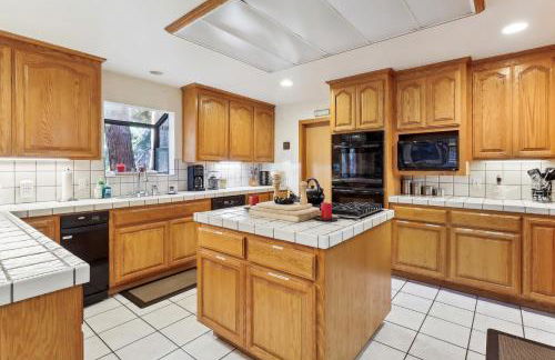 Lake Tahoe Family Home with Hot Tub and Game Room! - Foto 9