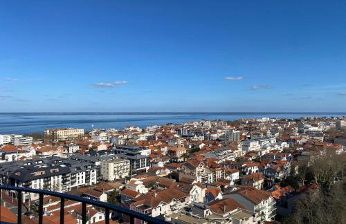 Aux pieds des plages, du port, de la piste cyclable et des commerces de proximité, un studio au dernier étage avec une vue panoramique sur le Bassin d'Arcachon, entièrement rénové, dans une résidence avec piscine - Foto 37
