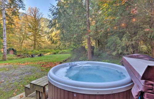 Riverfront Cabin with Hot Tub 2 Mi to Eagle Falls - Foto 24