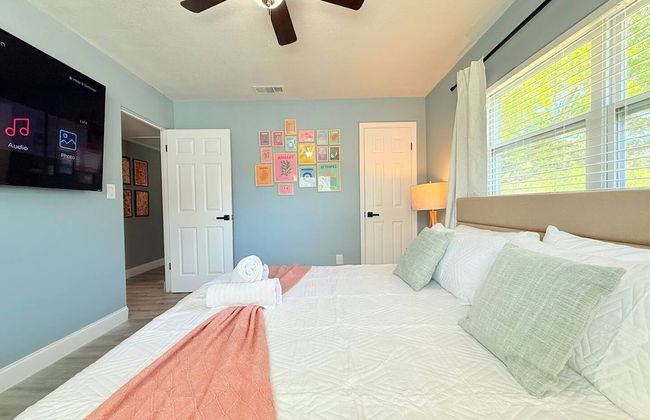 Spacious Modern King bed Game Room More - Photo 9