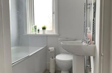 Iris Home in Southsea FREE street parking and pets welcome - Photo 4