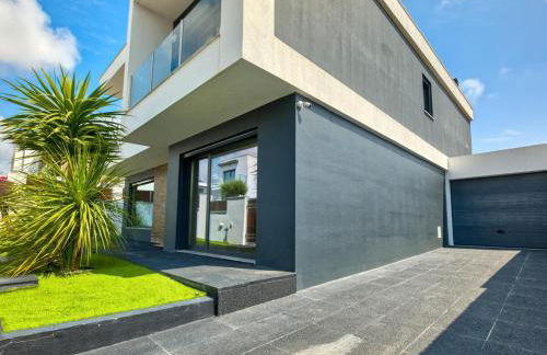 Vita Portucale ! Chic Luxe Villa with Saltwater Pool - Foto 35