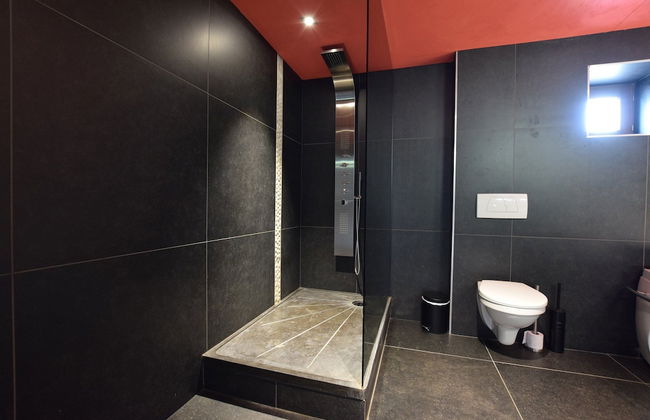 Luxury Villa With Pool - Photo 21