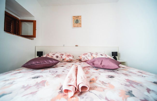 M & J Central Suites - Photo 19