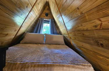 Um chalé e um riacho no meio da natureza - Foto 20